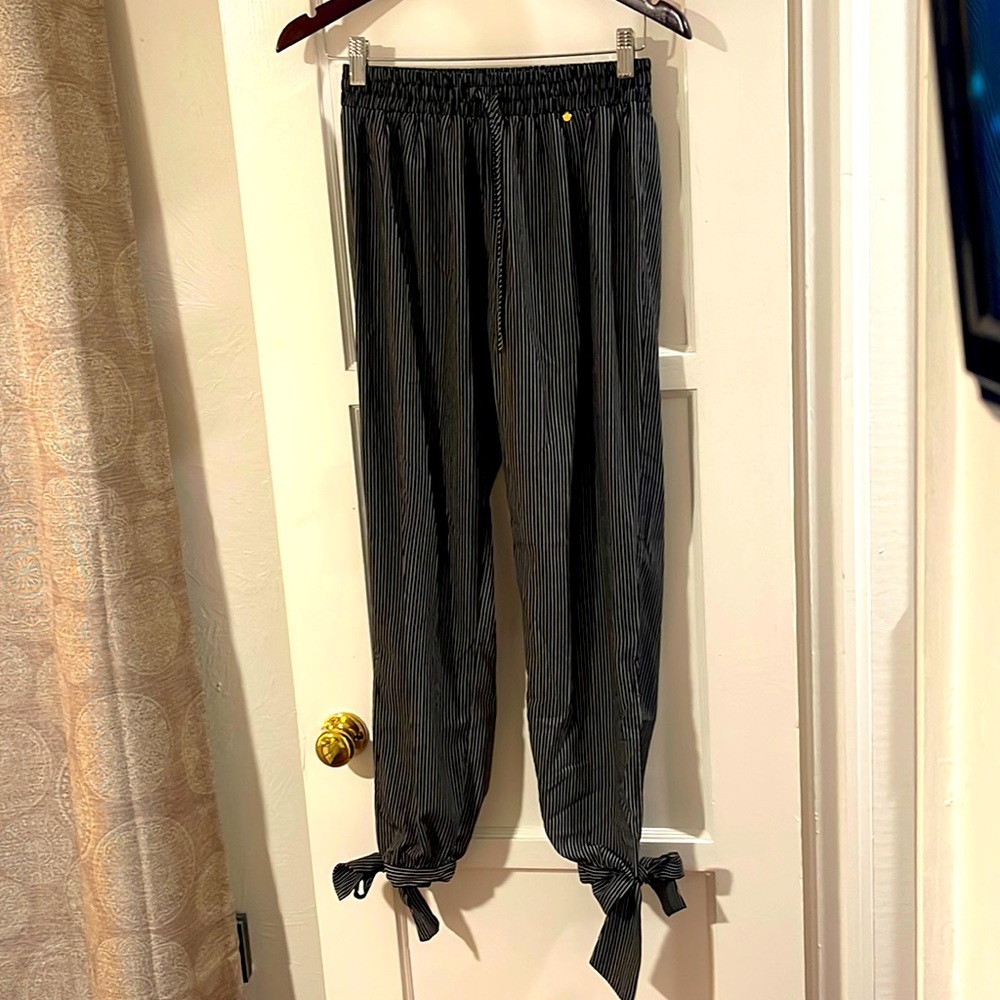 Stripped pant with tie at ankle